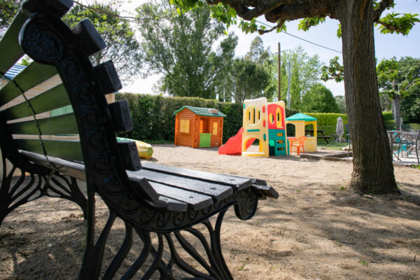 Hôtel Clos des Bruyères Vallon Pont d'Arc | L'aire de jeux à la terrasse du restaurant